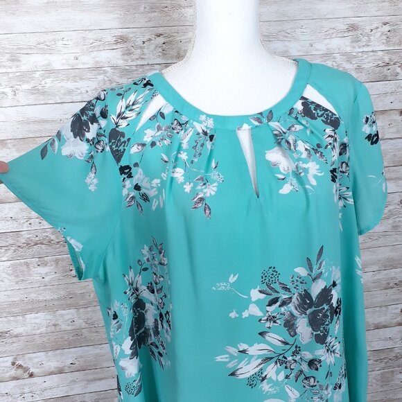 Torrid Cutout Top Sz 1X Floral Short Sleeved 65 - Picture 2 of 5